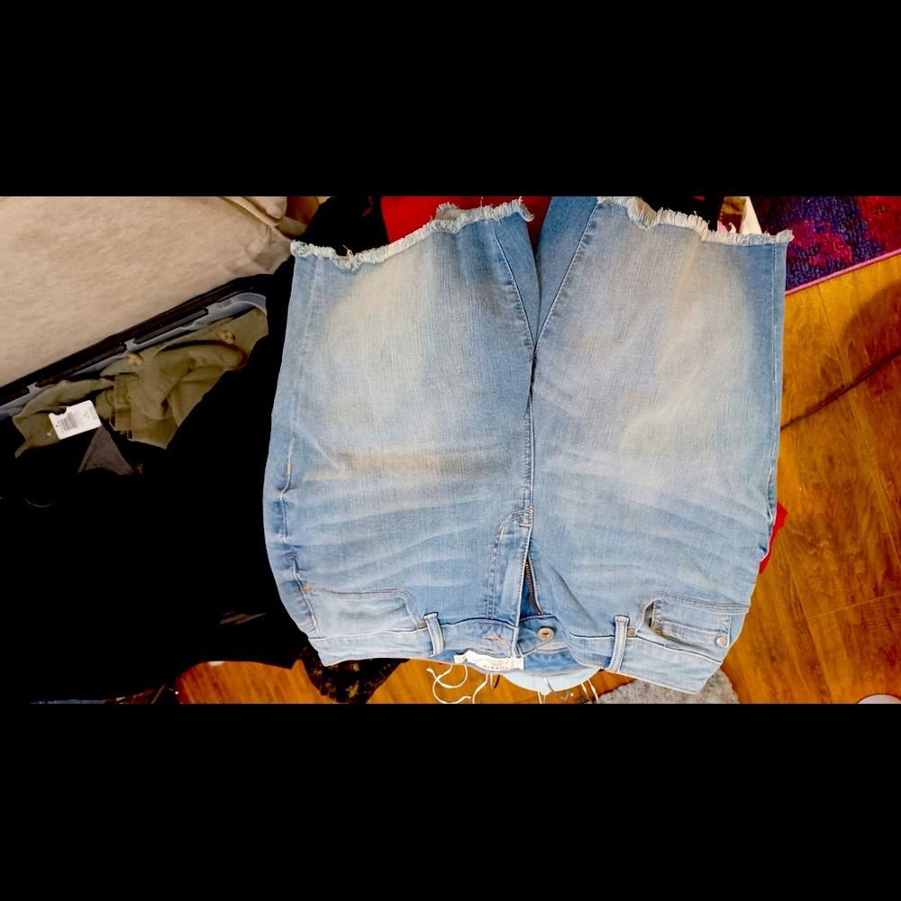 Torrid Bermuda Stretch Jean Shorts Sz 16
